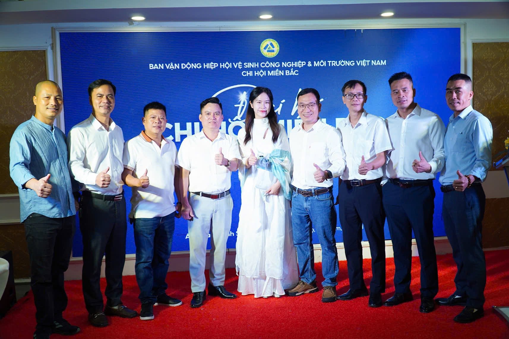 Các thành viên hiệp hội chụp ảnh cùng nữ MC