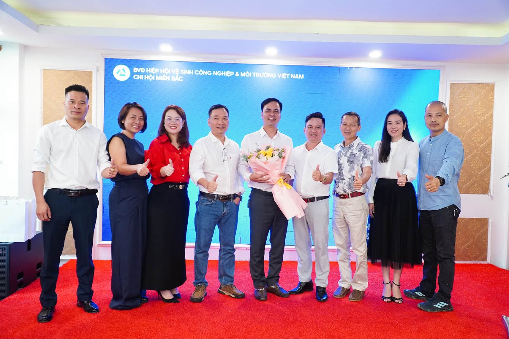 Lễ trao hoa chúc mừng Tân Chủ Tịch mới