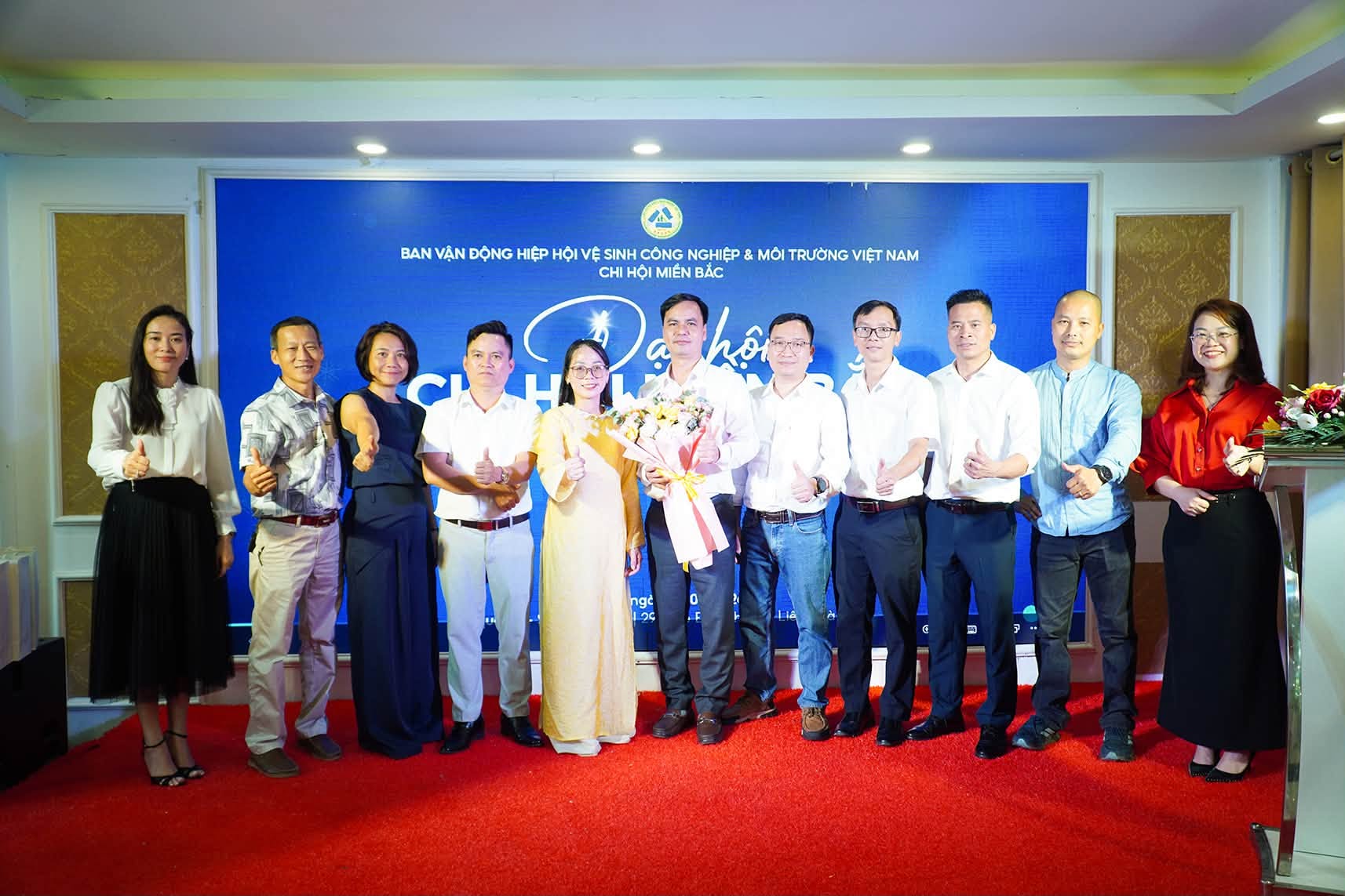 Các thành viên Ban Chấp hành chụp ảnh lưu niệm