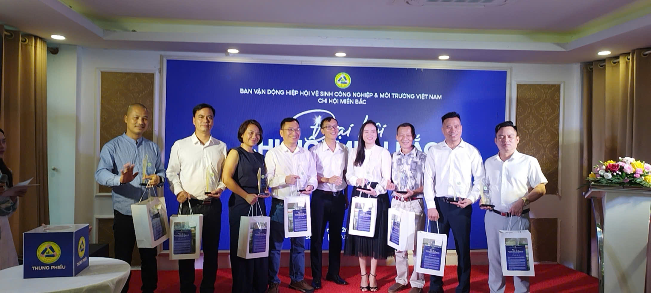 Quà tặng và kỷ niệm chương sự kiện