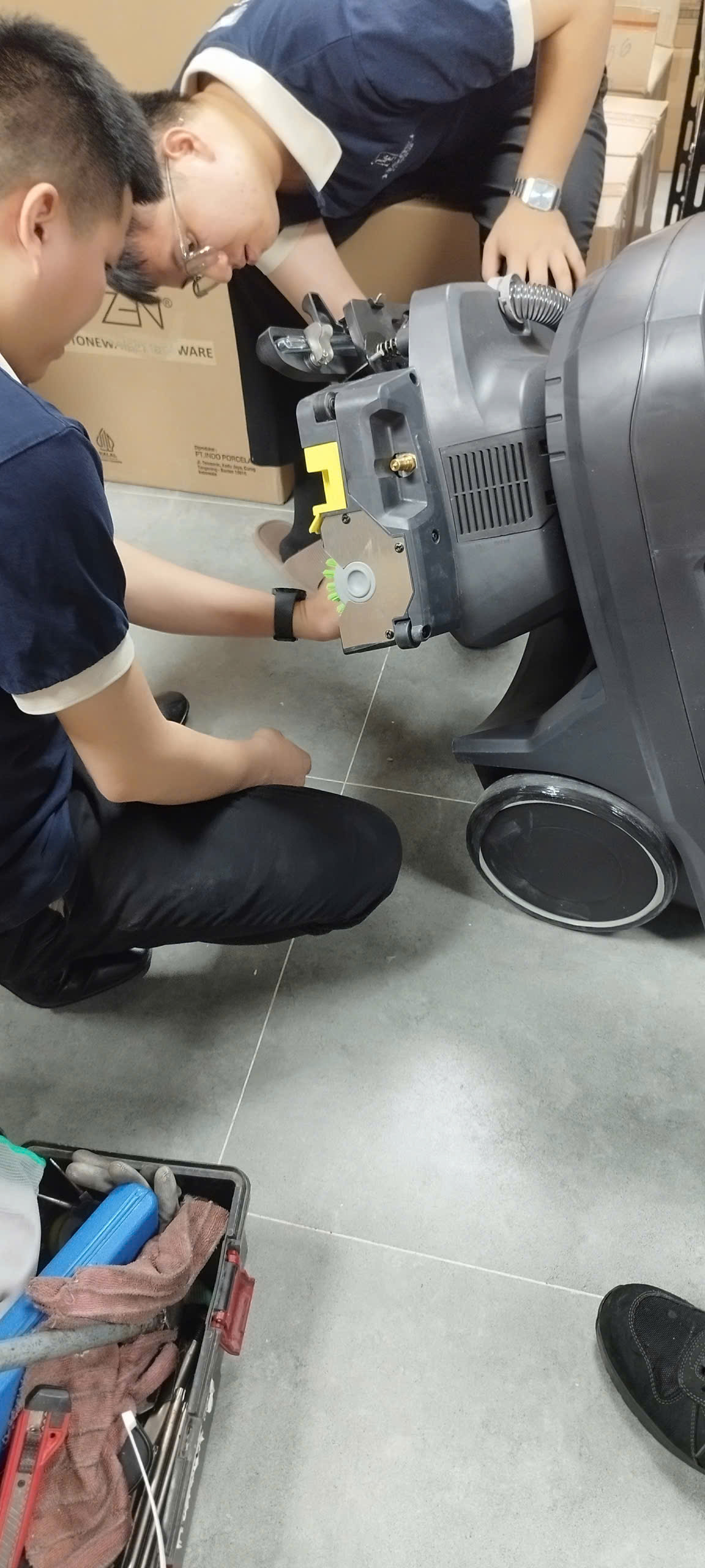 Kỹ thuật viên Fusico kiểm tra máy giặt thảm Kärcher
