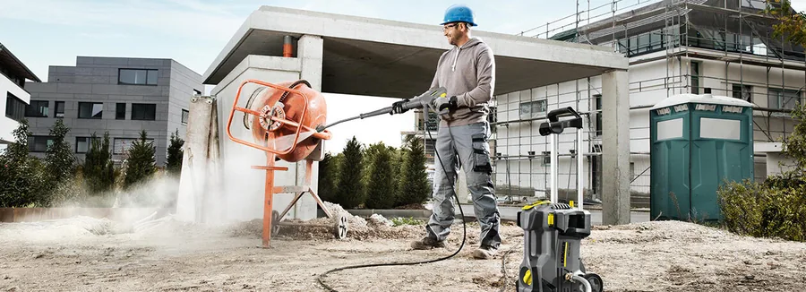 Máy phun rửa áp lực Karcher dòng Professional đang vận hành vệ sinh nhà xưởng công nghiệp