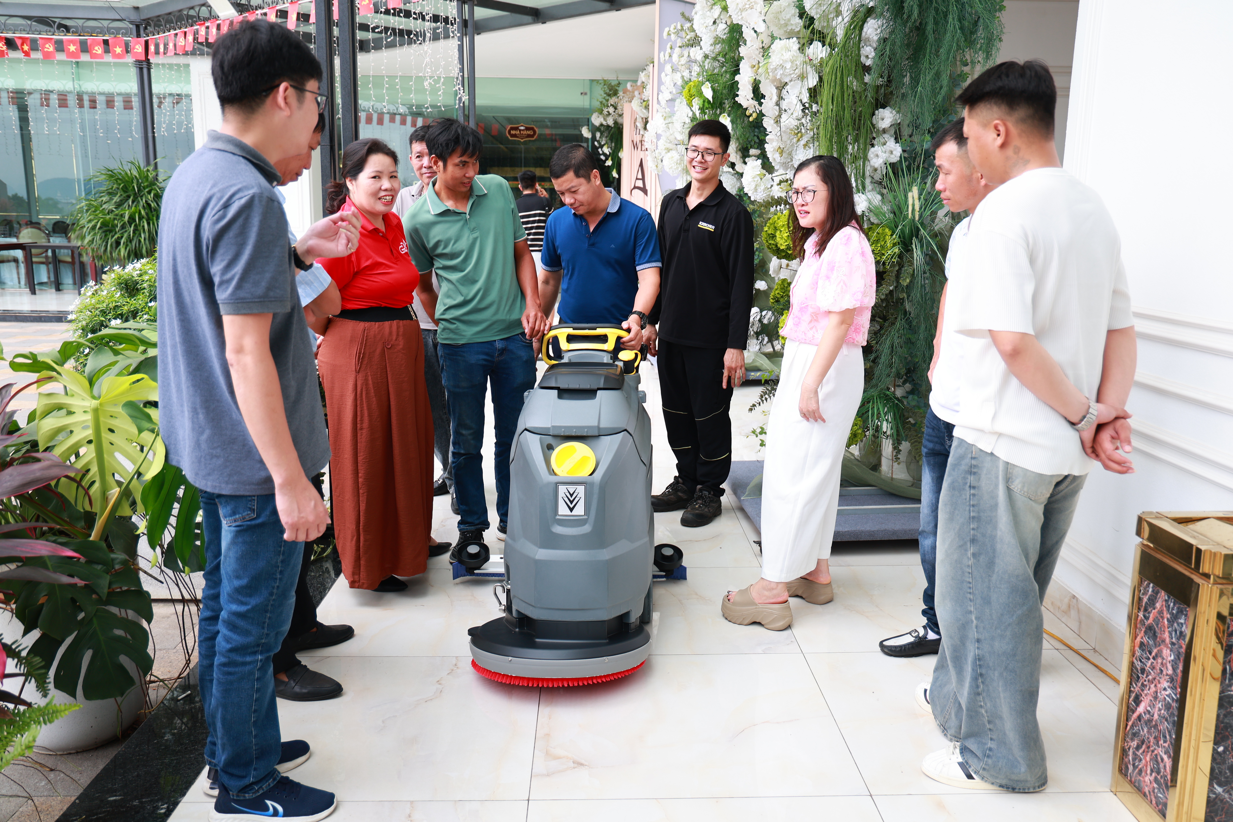 Cộng đồng BSC Việt Nam trải nghiệm máy chà sàn liên hợp Kärcher