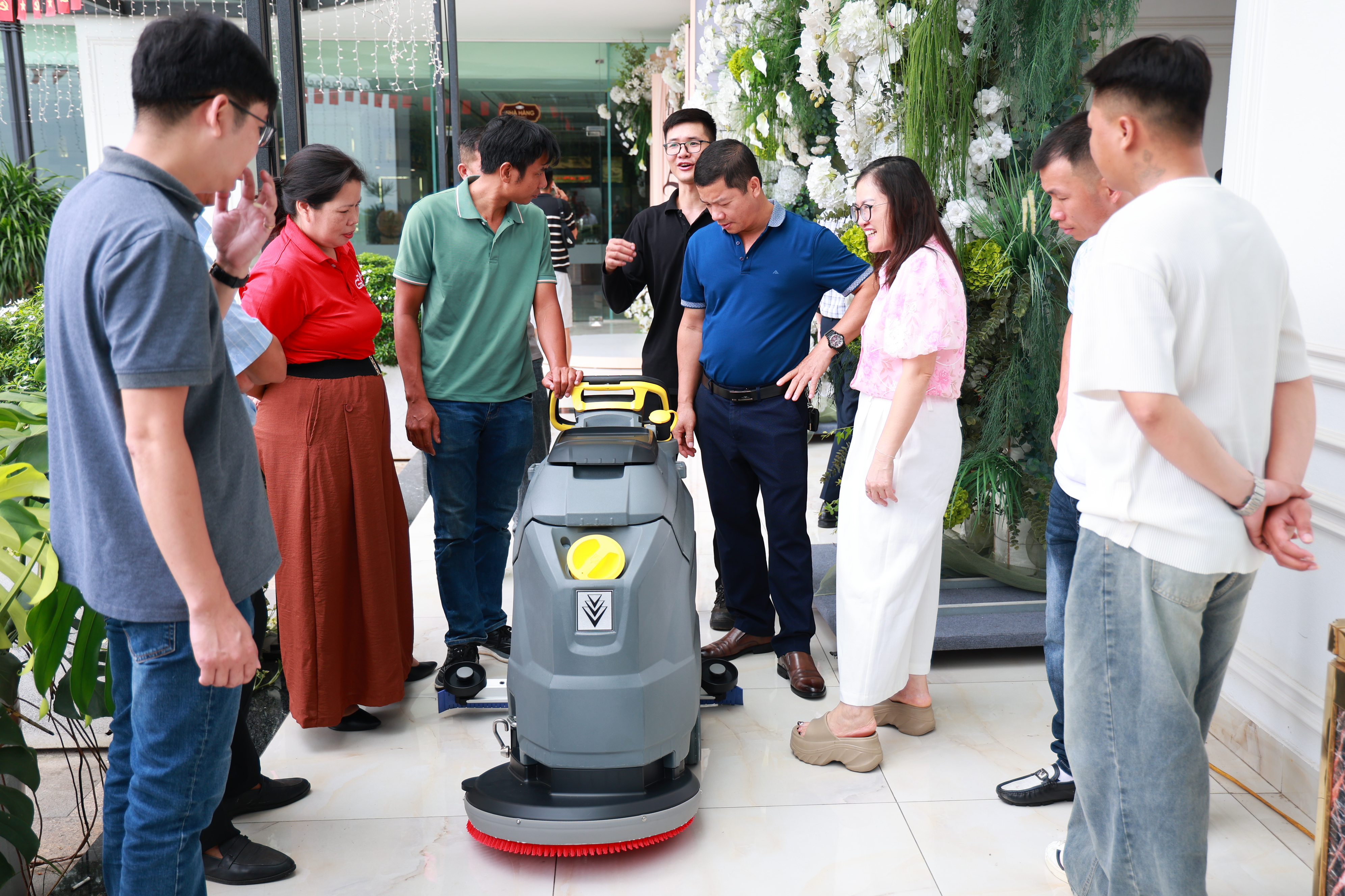 Chuyên gia Kärcher hướng dẫn vận hành máy tại sự kiện