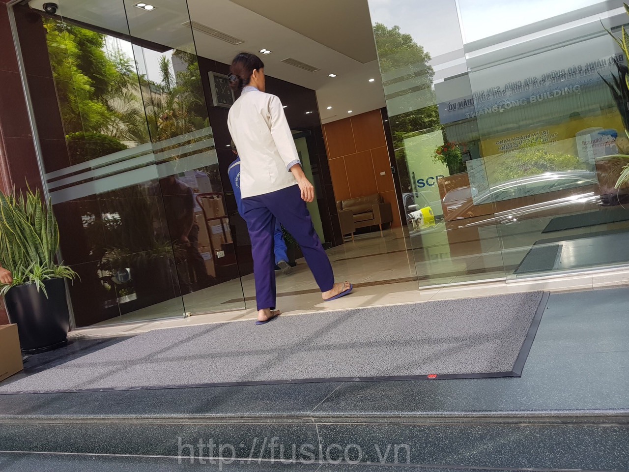 Khu vực sảnh ra vào đặt thảm chùi chân 3M 6850