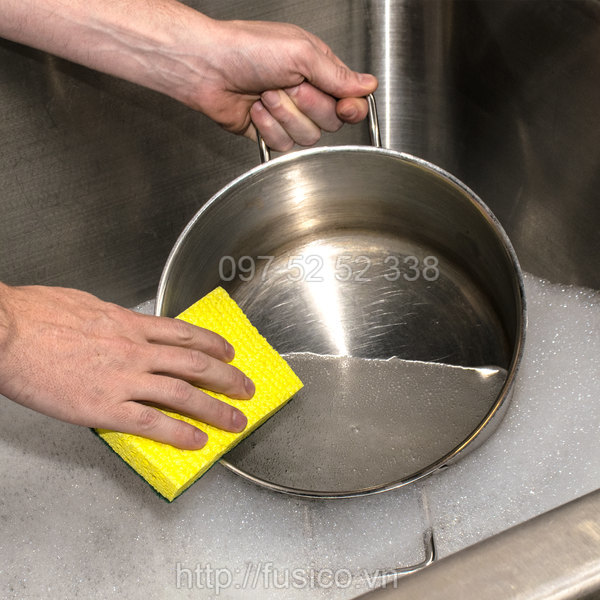 Sử dụng miếng chùi 3M Scotch Brite 74 tẩy xoong nồi inox