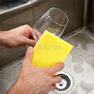 Sử dụng miếng chùi 3M Scotch Brite 63 tẩy thủy tinh
