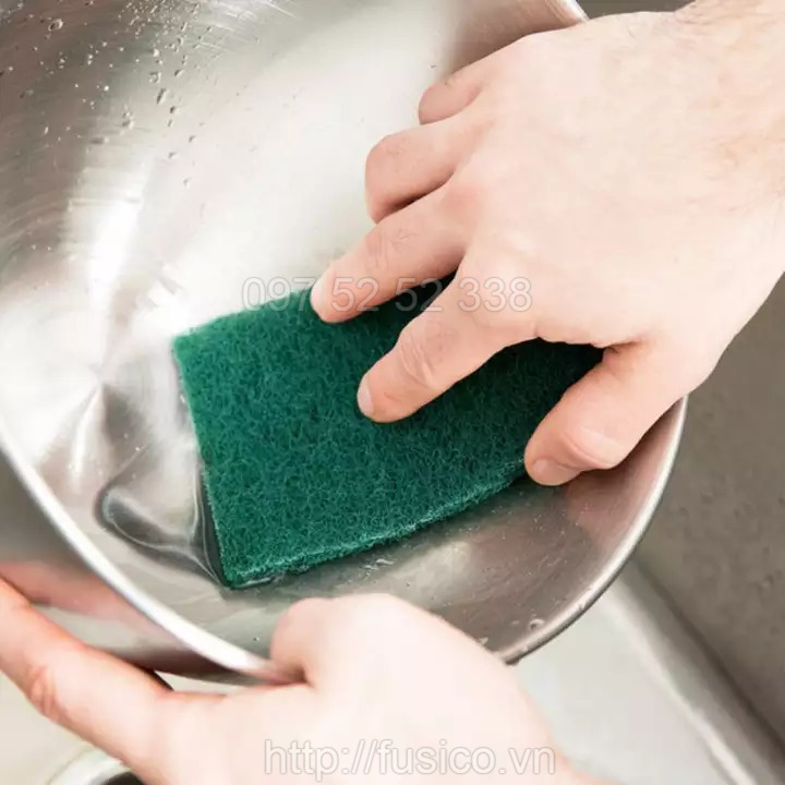 Sử dụng miếng chùi rửa 3m 96 vệ sinh xoong nồi