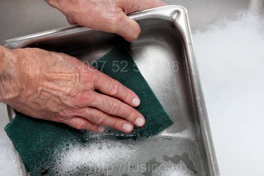 Sử dụng miếng chùi 3M 96 vệ sinh inox