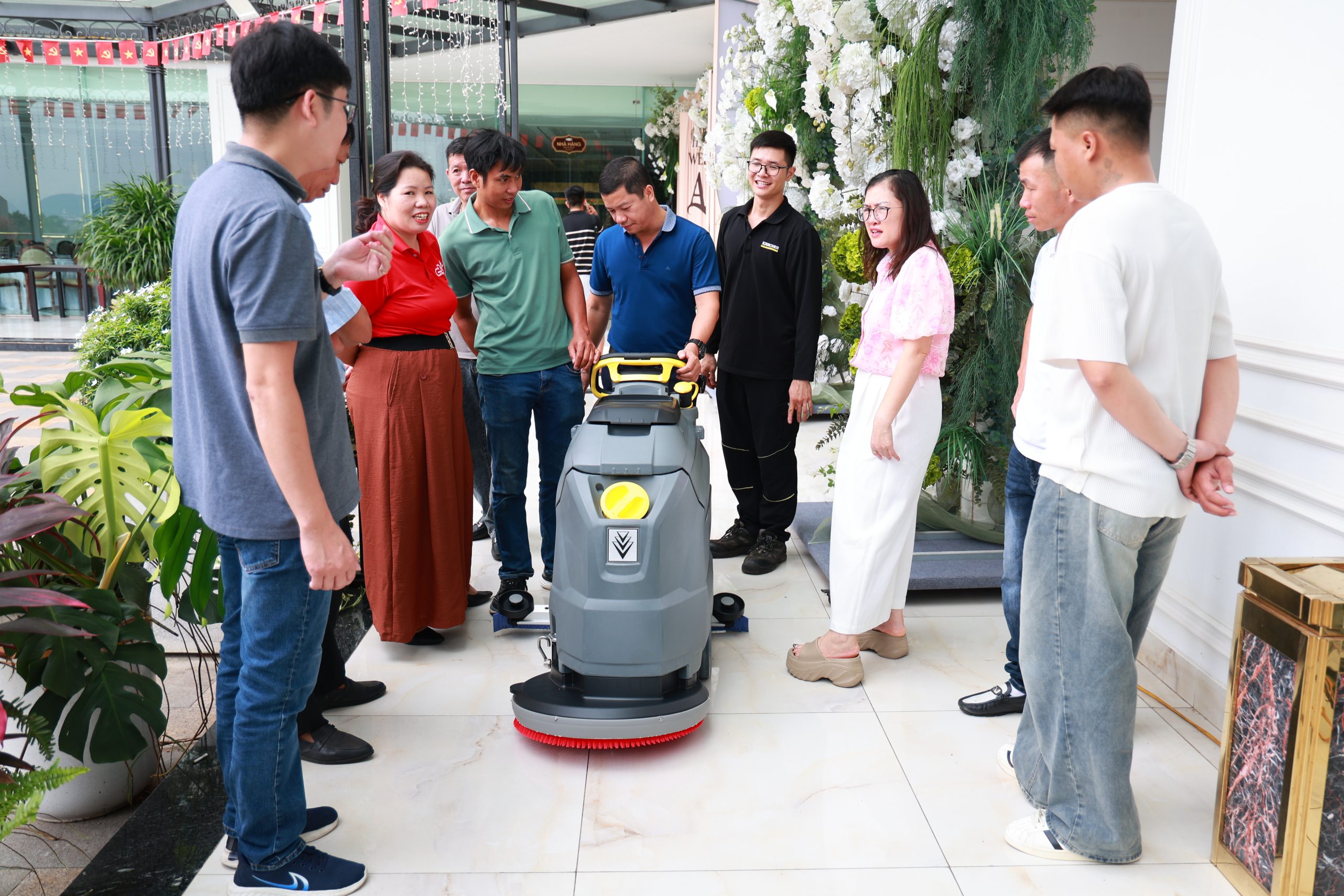 Cộng đồng BSC Việt Nam trải nghiệm máy chà sàn liên hợp Kärcher