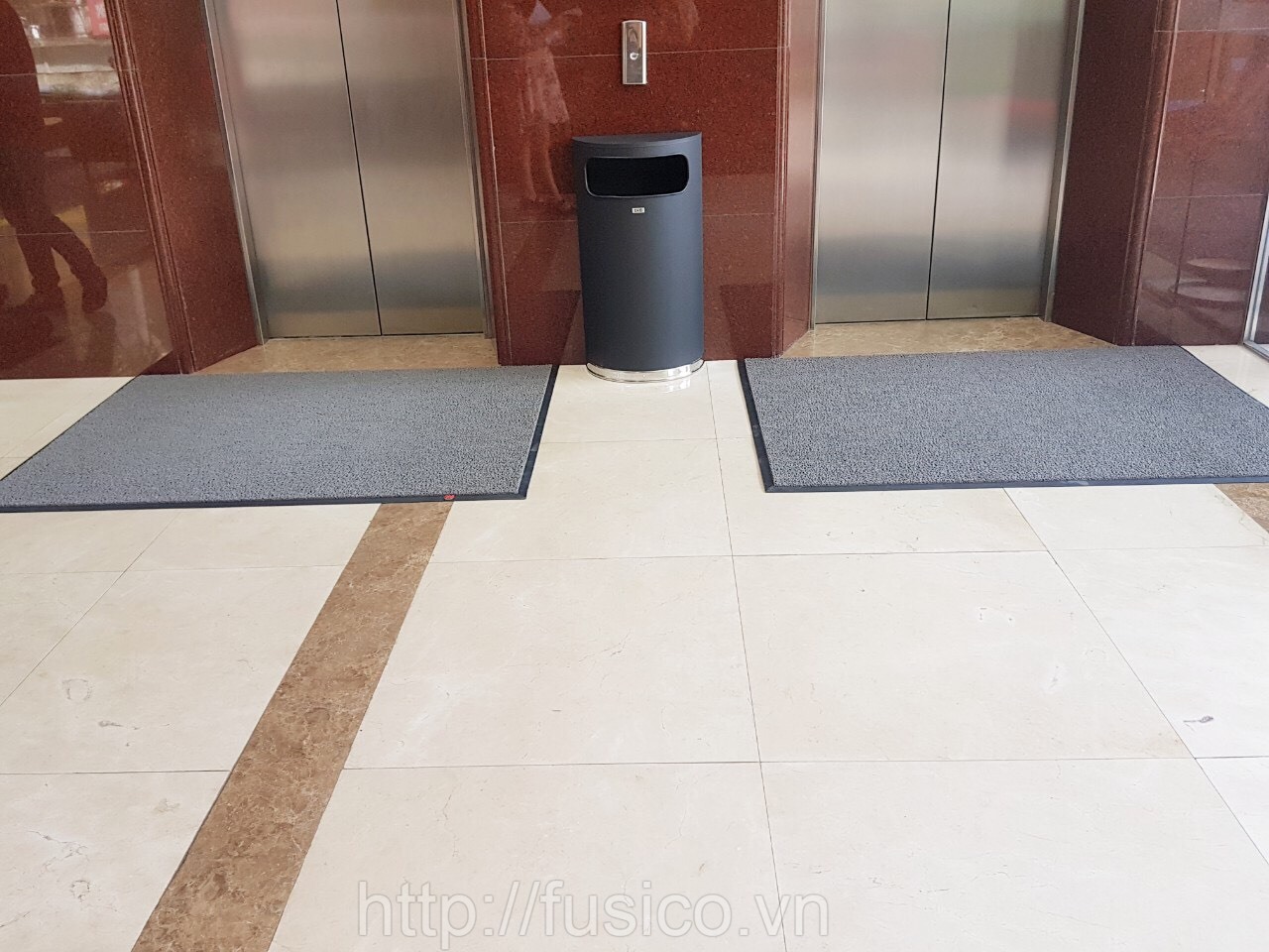 Khu vực thang máy đặt thảm chùi chân 3M 6850